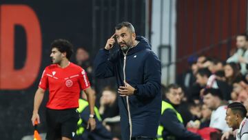 MADRID, 08/11/2024.- El entrenador de la UD Las Palmas Diego Martínez durante el partido de LaLiga entre el Rayo Vallecano y la UD Las Palmas, este viernes en el Nuevo Estadio de Vallecas. EFE/ Kiko Huesca