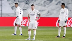 Varane, Kroos y Casemiro, durante el Real Madrid-Alav&eacute;s.