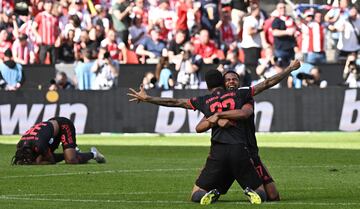 El equipo de Tuchel consigue el título de la Bundesliga in extremis. Musiala marcó el gol de la victoria (1-2) en el minuto 88 y le da el undécimo consecutivo al Bayern. Los jugadores del equipo de Munich celebran la liga por todo lo alto.