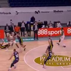 ¡Paren las rotativas! El primer triple de Tavares en su carrera deportiva bien merece ser visto