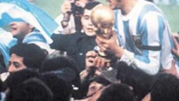 <b>CAMPEÓN. </b>Passarela, a hombros, con la Copa del Mundo de 1978.
