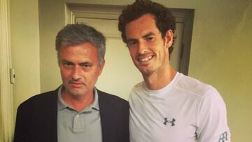 Andy Murray y Jos&eacute; Mourinho posan despu&eacute;s de un partido del tenista escoc&eacute;s.