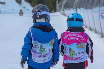 "Soy importante, cidame", se puede leer en los petos de estos alumnos de la escuela de esqu de Grandvalira Resorts.