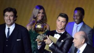 Cristiano Ronaldo, con el Balón de Oro.