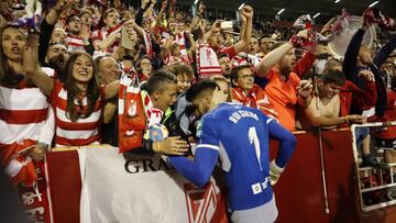 Rui Silva celebra con la afición el triunfo en Albacete.