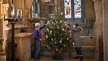 Rosslyn Chapel Puts Finishing Touches On Christmas Tree