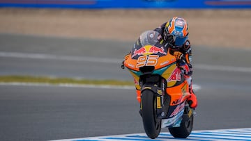 El piloto neerlandés de Moto2 Collin Veijer (Red Bull KTM Ajo), durante el primer día de entrenamientos del Gran Premio de España de Motociclismo.