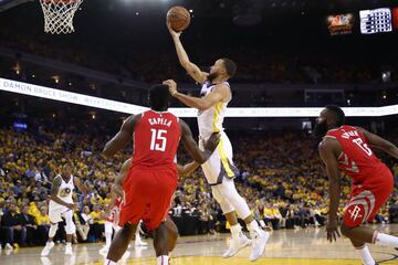 Curry deposta una bandeja sobre capela. Anotó en cinco ocasiones desde la pintura. 