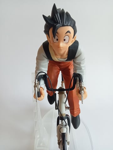 Figura de Gohan en bicicleta por Banpresto