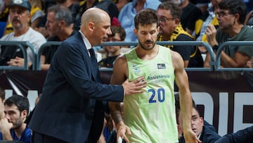 Joan Peñarroya, entrenador del Barça, habla con Nico Laprovittola, base azulgrana, durante el partido de la Liga Endesa ante La Laguna Tenerife.