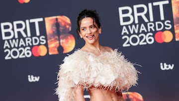 Rosalía posa en la alfombra roja.