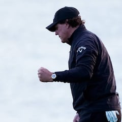 Mickelson remata en Pebble Beach e iguala a O'Meara