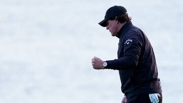 Mickelson remata en Pebble Beach e iguala a O'Meara