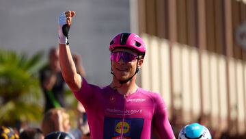Jonathan Milan celebra su tercer triunfo en el Giro 2024.
