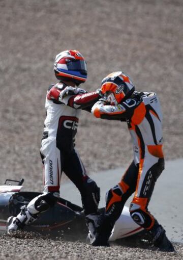 Los pilotos holandeses de Moto3, Bryan Schouten y Scott Deroue, se fueron a las manos tras una caída durante el GP de Alemania.