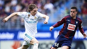 Modric encara a Pedro León en el partido contra el Eibar.