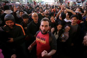 Los seguidores de Toronto Raptors salieron a las calles de la capital de la provincia de Ontario para celebrar por todo lo alto la consecución del anillo de la NBA tras derrotar en las finales a Golden State Warriors. 