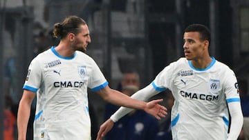 Adrien Rabiot celebra un gol con Mason Greenwood.