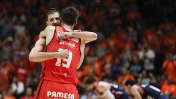 GRA495. VAL&Egrave;NCIA (COMUNITAT VALENCIANA), 05/06/2017. Los jugadores del Valencia Basket, el franc&eacute;s Antoine Ditor (i) y San Emeterio celebran su pase a la final de la liga ACB tras derrotar al Baskonia en el tercer encuentro de las semifinales, disputado esta noche en el pabell&oacute;n municipal Fuente de San Luis de Valencia. EFE/ Miguel &Aacute;ngel Polo.