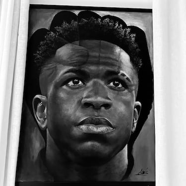 Mensaje de Vinicius: “Felicitaciones al Sevilla por el rápido posicionamiento y la pena en otro triste episodio para el fútbol español. Lamentablemente tengo acceso a un vídeo de otro acto racista en el partido de este sábado, esta vez realizado por un niño. Que triste que no haya quien la eduque. Invierto, e invierto mucho, en educación en Brasil para formar ciudadanos con diferentes actitudes. La cara del racista de hoy está estampada en sitios web como en otras ocasiones. Espero que las autoridades españolas hagan su parte y cambien la legislación de una vez por todas. Estas personas también necesitan ser castigadas criminalmente. Sería un gran primer paso para prepararse para el Mundial 2030. Estoy aquí para ayudar. Siento sonar repetitivo, pero es el episodio número 19. Y contando...”.