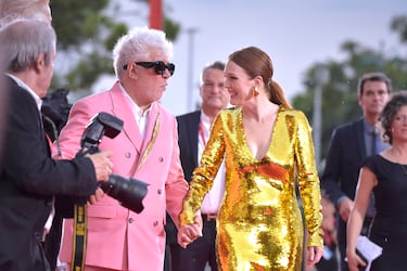 El director de cine Pedro Almodóvar y la actriz Juliane Moore, durante el Festival Internacional de Cine de Venecia celebrado en el Lido de Venecia.