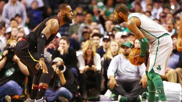 Kyrie Irving ataca a LeBron James.