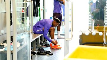 Yerry Mina antes de un entrenamiento con Everton.