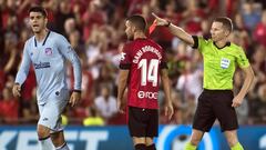 Morata, encar&aacute;ndose con Salva Sevilla durante el Mallorca-Atl&eacute;tico