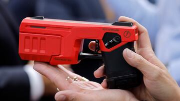 Qué son las pistolas tipo taser, desde cuándo las tendrán los Carabineros y en qué situaciones podrán usarlas