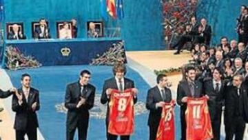 <b>COMO UNA PIÑA. </b>Los campeones del mundo presentes ayer en el teatro Campoamor lucieron las camisetas de Calderón, Garbajosa y Rodríguez, ausentes por estar en la NBA.