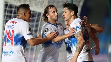 CDA101. CALI (COLOMBIA), 23/09/2020.- El jugador de U. Cat&oacute;lica Fernando Zampedri (d) celebra un gol hoy, en un partido del grupo E de la Copa Libertadores entre Am&eacute;rica y U. Cat&oacute;lica en el estadio Pascual Guerrero en Cali (Colombia). EFE/Fernando Vergara POOL