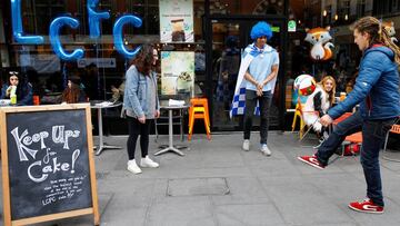 FIELES. Los aficionados del Leicester se divierten. Ya se creen que su equipo ganará la Premier.