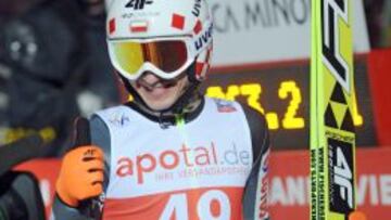 El polaco Kamil Stoch celebra su victoria en la etapa de la Copa del Mundo de saltos celebrada en Willingen (Alemania). 