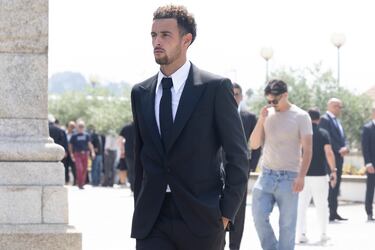 Curtis Jones llega al funeral de Diogo Jota y su hermano André Silva en la Igreja Matriz de Gondomar el 5 de julio de 2025 en Gondomar, Portugal.