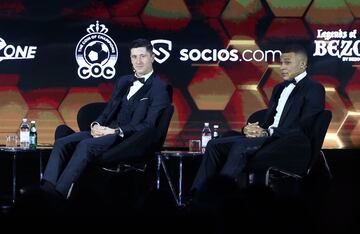 Robert Lewandowski del Bayern Múnich y Kylian Mbappé del Paris St Germain durante los Globe Soccer Awards 2021