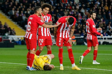 Oblak, queda algo dañado de su costado tras un choque con Christensen en un saque de esquina azulgrana.