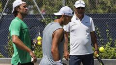 Rafa Nadal, y sus entrenadores Toni Nadal y Carlos Moy&aacute;, durante un entrenamiento en Mallorca.