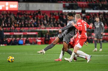 0-1. Brahim Daz se interna en el rea giron, centra, Miguel Gutirrez despeja mal dejando el baln muerto, el jugador ingls atento, dispara con la derecha para superar a Paulo Gazzaniga.