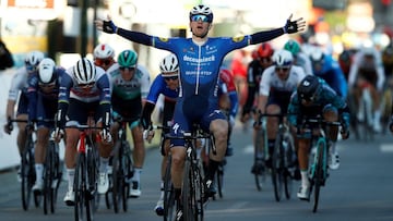 Sam Bennett celebra su victoria en la primera etapa de la Par&iacute;s-Niza 2021 en Saint Cyr L&#039;&Eacute;cole.