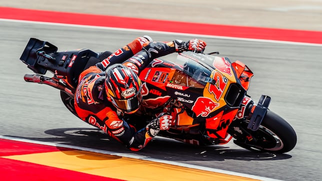 Maverick, Bagnaia y Márquez, con Quartararo colocándose solo el hombro