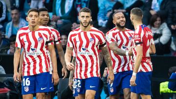 Los jugadores del Atlético celebran el gol de Memphis ante el Celta.