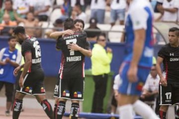 Jaime Valdes celebra su gol con Esteban Paredes