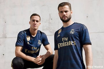 El Real Madrid ha presentado la que será la segunda equipación para la temporada que viene. Es de color azul oscuro con detalles dorados y se inspira en el ambiente que se genera en el Santiago Bernabéu.