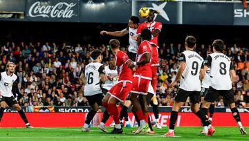 El internacional africano cada vez aporta más al equipo de Vallecas. Su cabezazo perfecto, tras un pase de Isi, le valen tres puntos a los de Iñigo Pérez.