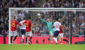 Jugada del remate de cabeza de Marcus Rashford y la posterior parada de David de Gea.