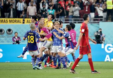 Los jugadores japoneses celebran la victoria ante España y la clasificación a octavos, como primeros del grupo E, tras finalizar el partido.