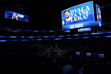 Un video de homenaje a Luka Doncic de los Dallas Mavericks antes del partido entre Los Angeles Lakers y los Dallas Mavericks en el American Airlines Center de Dallas.