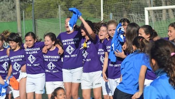 El infantil del AEM de Lleida, formado por chicas, celebra el título de Liga.