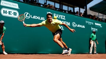 El tenista chileno Cristian Gar&iacute;n devuelve una bola durante su partido ante Jordan Thompson en el Torneo de Houston.
