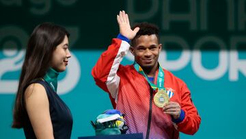 AMDEP1110. SANTIAGO (CHILE), 21/10/2023.- Arley Calderón de Cuba celebra su medalla de oro en levantamiento de pesas 61kg hoy, durante los Juegos Panamericanos 2023 en Santiago (Chile). EFE/ Osvaldo Villarroel
